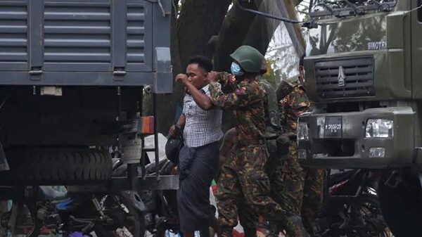 စစ်တပ်အာဏာသိမ်းပြီးနောက် ပြည်သူတွေကို စစ်ကောင်စီတပ်က ဖမ်းဆီးစဉ်(ပုံဟောင်း)