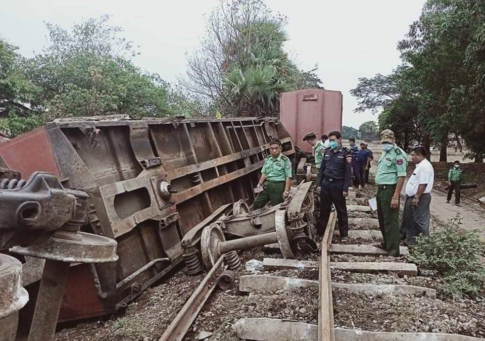(ပျက်စီးသွားသော ရထားတွဲများအား တွေ့ရစဉ်၊ ဓာတ်ပုံ - CJ)