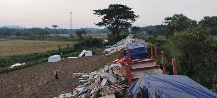 ပျက်စီးသွားသော ရထားတွဲများအား တွေ့ရစဉ်၊ ဓာတ်ပုံ - CJ