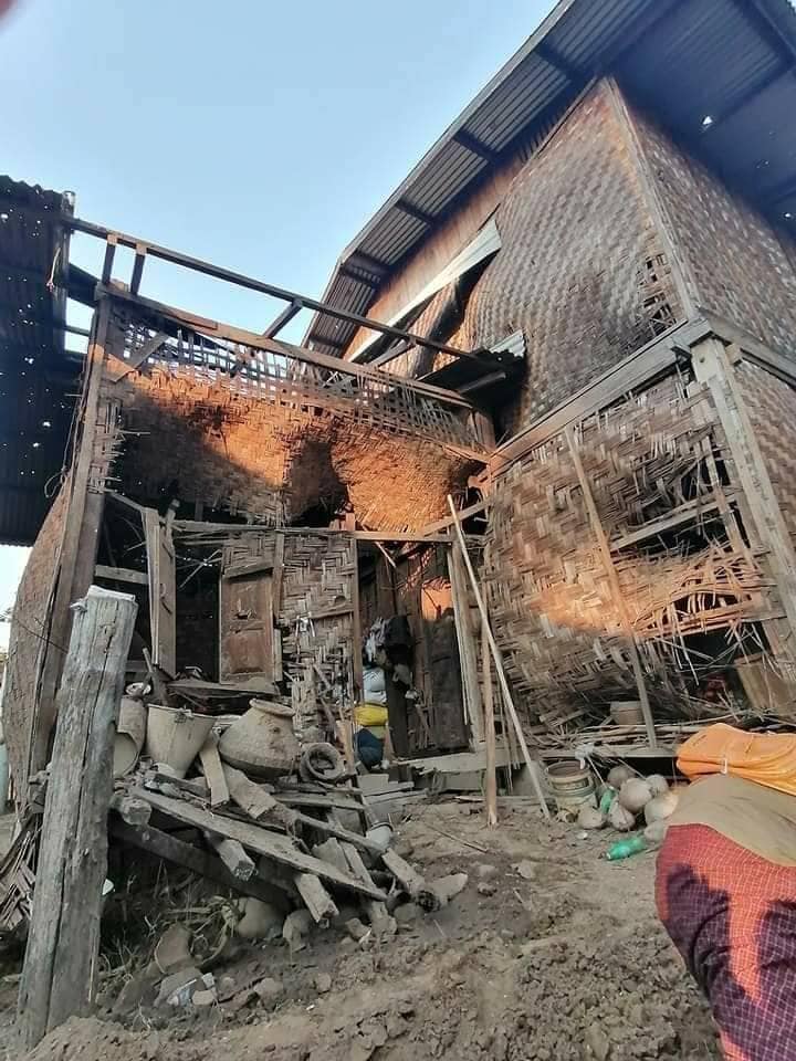 (စစ်ကောင်စီတပ်လေကြောင်းတိုက်ခိုက်မှုကြောင့် ကွယ်လွန်ခဲ့သူလေးဦးရုပ်အလောင်းနှင့် အပျက်အစီး ၊ကျည်ဆန်အစိတိအပိုင်းအချို့ ။ ။ဓါတ်ပုံ-YRPA)