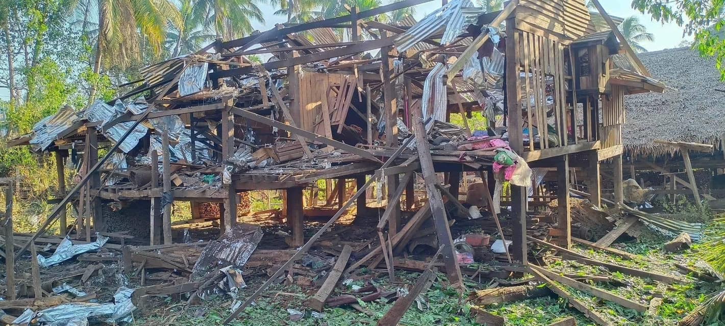 (စစ်ကောင်စီတပ် ဗုံးကြဲတိုက်ခိုက်မှုကြောင့် လူနေအိမ်များ ထိခိုက်ပျက်ဆီးနေစဉ်၊ KPSN)