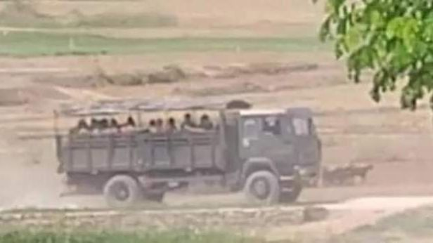 (မြောင်မြို့နယ် ချောင်းဆင်းနဲ့ပေါက်ချောင်းရွာကြားတွင် ဖြတ်သန်းသွားလာသော စစ်ကောင်စီတပ်ယာဥ်တစ်စီးအား တွေ့ရစဥ်၊ ဓာတ်ပုံ - CJ)
