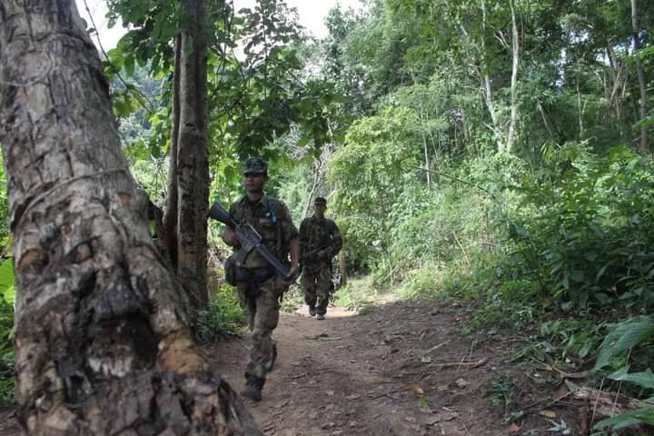 KNU မှ ရဲဘော်များအား တွေ့ရစဉ်၊ ဓာတ်ပုံ - KNU