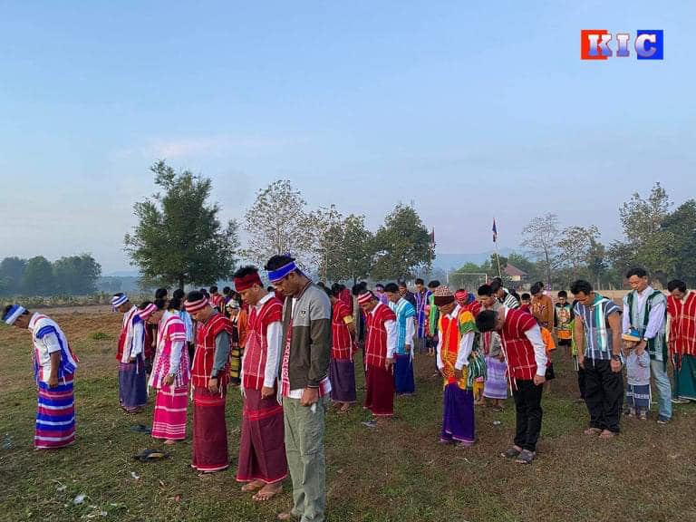 (ဒူးပလာယာခရိုင် ၀င်းရေးမြို့နယ် ကျုံခ၀န်ကျေးရွာ ကရင်နှစ်သစ်ကူးကွင်းတွင် စုပေါင်းကျင်းပသည့် ကရင်နှစ်၂၇၆၂ ခုနှစ် (၈၅)နှစ်မြောက် ကရင်အမျိုးသားနှစ်သစ်ကူးနေ့အခမ်းအနား မြင်ကွင်းများ၊ ဓာတ်ပုံ - KIC)