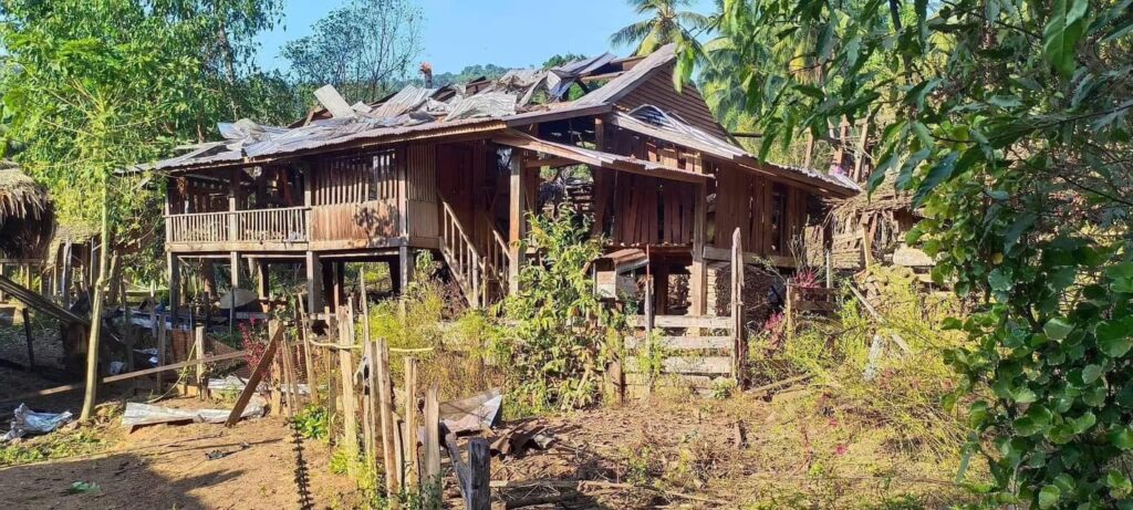 (စစ်ကောင်စီတပ် ဗုံးကြဲတိုက်ခိုက်မှုကြောင့် လူနေအိမ်များ ထိခိုက်ပျက်ဆီးနေစဉ်၊ KPSN)