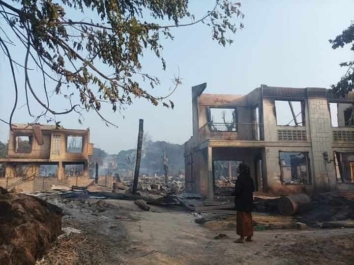 (မြင်းဆည်ရွာနှင့် သုံးလင့်ရွာမှ မီးလောင်ပျက်စီးခဲ့သည့် နေအိမ်များအား‌ တွေ့ရစဥ်၊ ဓာတ်ပုံ - CJ)