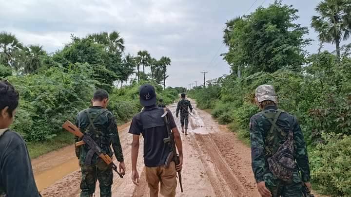 (ရေစကြိုမြို့နယ် ပြည်သူ့ကာကွယ်ရေးတပ်ဖွဲ့ဝင်များအား စစ်ဆင်ရေးတစ်ခုတွင် တွေ့ရစဥ်၊ ဓာတ်ပုံ-ရေစကြို (ပကဖ)