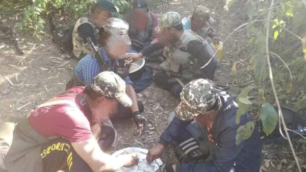 (စစ်ကောင်စီတပ်အားတိုက်ခိုက်ရန် ယမန်နေ့က စောင့်ဆိုင်းနေသည့် ကြာညှပ်ပြည်သူ့ကာကွယ်ရေးတပ်ဖွဲ့ဝင်များ၊ ဓာတ်ပုံ - ပေးပို့)