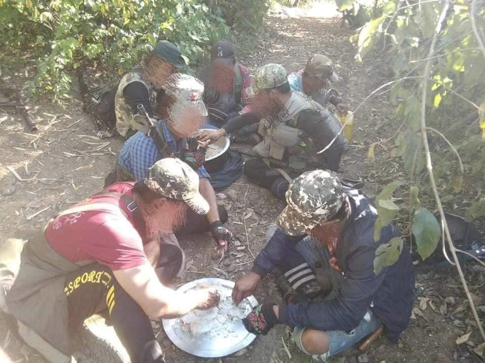 (စစ်ကောင်စီတပ်အားတိုက်ခိုက်ရန် ယမန်နေ့က စောင့်ဆိုင်းနေသည့် ကြာညှပ်ပြည်သူ့ကာကွယ်ရေးတပ်ဖွဲ့ဝင်များ၊ ဓာတ်ပုံ - ပေးပို့)