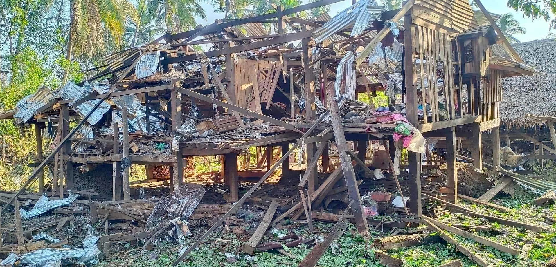 စစ်ကောင်စီတပ် လေကြောင်းပစ်ခတ်မှုကြောင့် အရပ်သားနေအိမ်များ ထိခိုက်ပျက်စီးနေစဉ်၊ ဓာတ်ပုံ - KPSN