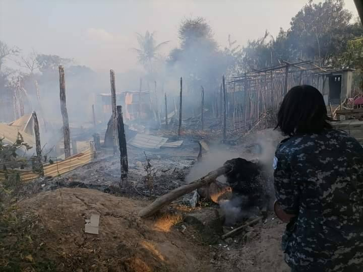 စစ်အုပ်စုထွက်ခွာသွားပြီးနောက် ယင်းတွေကျေးရွာအတွင်း ကျန်ခဲ့သော စစ်အုပ်စုယူနီဖောင်းအချို့နှင့် သွေးစသွေးနများနှင့် ယင်းတွေကျေးရွာအား မီးရှို့ဖျက်ဆီးသွားစဥ်၊ ဓာတ်ပုံ-အဖြူရောင် ပကဖ