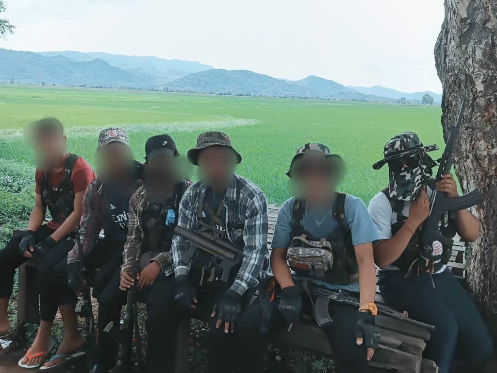 (တကောင်း PDF မှ တော်လှန်ရေးရဲဘော်အချို့အား တွေ့ရစဥ်၊ဓာတ်ပုံ - ပေးပို့)