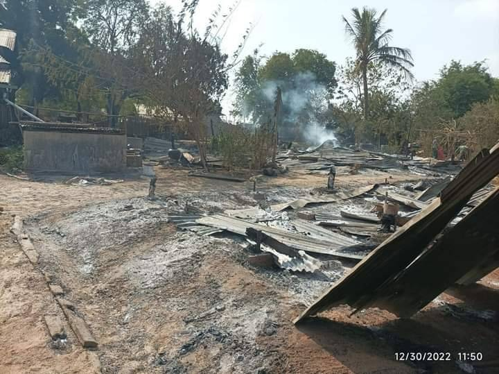 အိုးဘိုရွာ မီးလောင်ပျက်စီးနေသော နေအိမ်များအား တွေ့ရစဥ်၊ ဓာတ်ပုံ-နွေဦးတော်လှန်ရေး မြိုင်မြို့