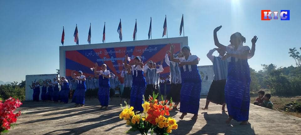 (ဒူးပလာယာခရိုင် ၀င်းရေးမြို့နယ် ကျုံခ၀န်ကျေးရွာ ကရင်နှစ်သစ်ကူးကွင်းတွင် စုပေါင်းကျင်းပသည့် ကရင်နှစ်၂၇၆၂ ခုနှစ် (၈၅)နှစ်မြောက် ကရင်အမျိုးသားနှစ်သစ်ကူးနေ့အခမ်းအနား မြင်ကွင်းများ၊ ဓာတ်ပုံ - KIC)