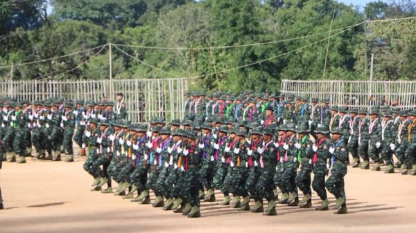 (တိုက်ပွဲအတွင်း ပျက်စီးခဲ့သည့် စစ်ကောင်စီယာဥ်တစ်စီးနှင့် KA တပ်ဖွဲ့ဝင်များအား တွေ့ရစဉ်၊ ဓာတ်ပုံ Kn.A.C)