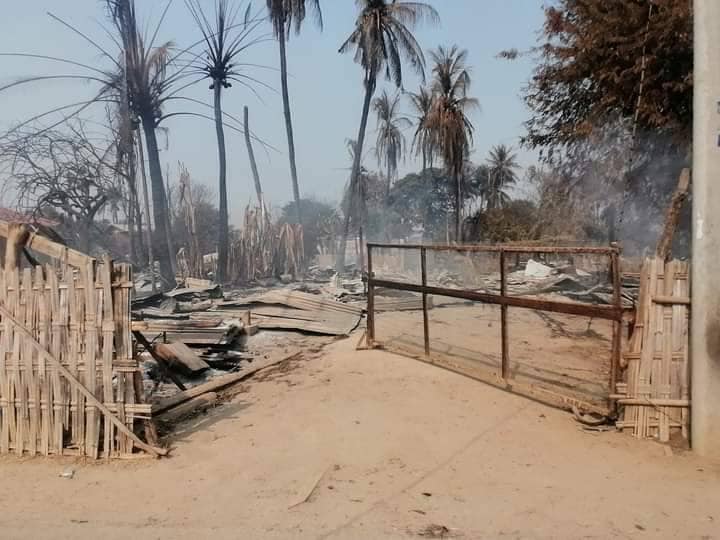 မီးရှို့ဖျက်ဆီးခံခဲ့ရသော ဘုရားထွက်ရွာနှင့် ကြည်ရွာနေအိမ်များအား တွေ့ရစဥ်၊ ဓာတ်ပုံ-အဖြူရောင် DPY ပကဖ