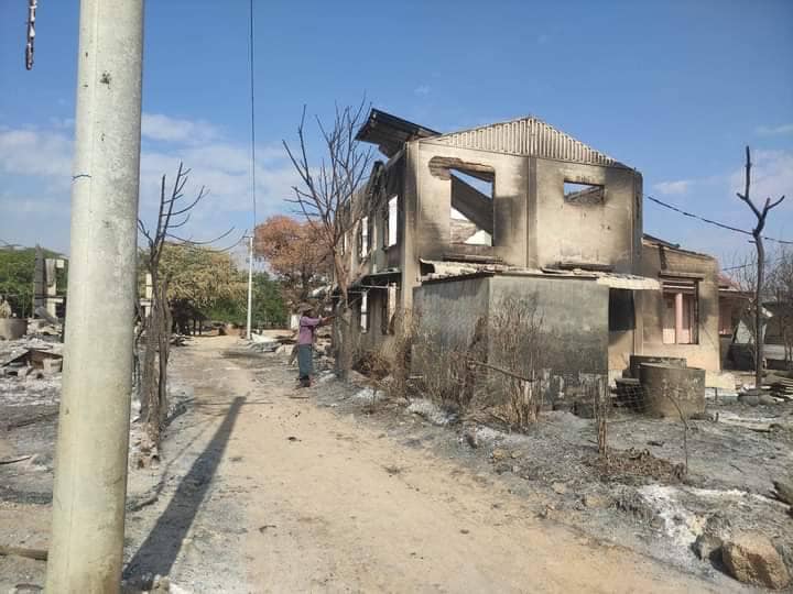 ဒီဇင်ဘာ၂၁ ရက်က မိုးသောက်(ဘောက်သောက်) ကျေးရွာအုပ်စု၊ လင်းယဉ် ၅ ရွာသို့ စစ်အုပ်စု မီးရှို့ဖျက်ဆီးသွားစဥ်၊ ဓာတ်ပုံ - CJ