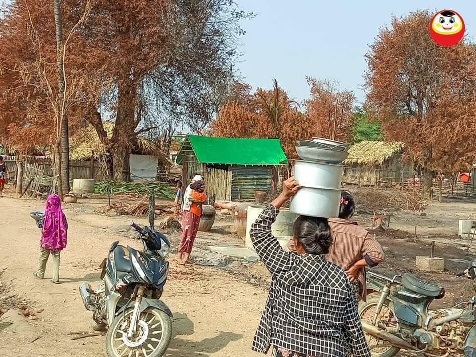 (အညာပစ်တိုင်းထောင်လေးများအဖွဲ့က စစ်ဘေး၊မီးဘေးသင့်ပြည်သူများကို စားတပ်ရိက္ခာကူညီဖြန့်ဝေပေးနေစဥ်)