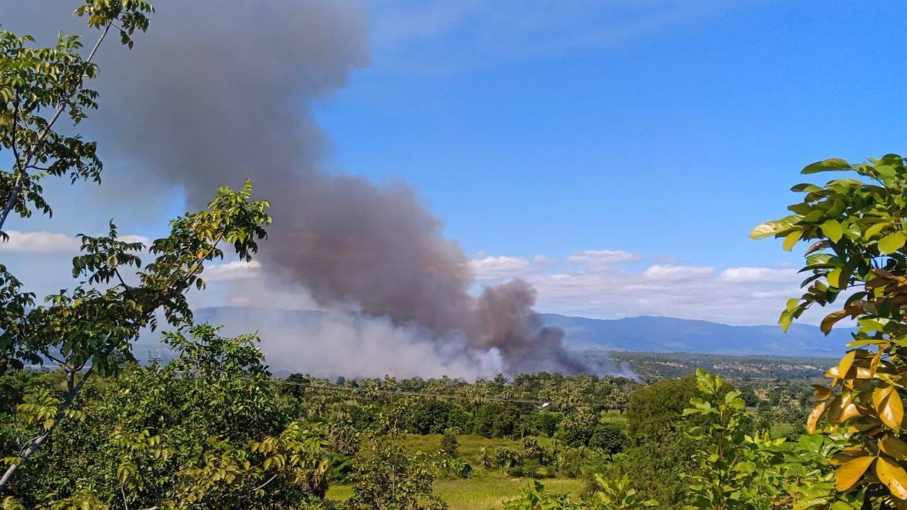 (​ပေါက်မြို့နယ်ရှိ​ကျေးရွာတစ်ရွာကို စစ်​ကောင်စီတပ်က ဒီဇင်ဘာလဆန်းပိုင်းကမီးရှို့ဖျက်ဆီး​ခဲ့စဥ်။ဓါတ်ပုံ-​ပေးပို့)