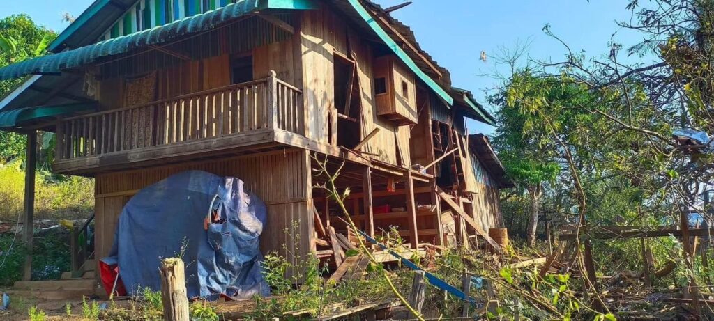 (စစ်ကောင်စီတပ် ဗုံးကြဲတိုက်ခိုက်မှုကြောင့် လူနေအိမ်များ ထိခိုက်ပျက်ဆီးနေစဉ်၊ KPSN)