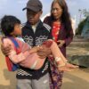 (စစ်ကောင်စီတပ် ပစ်ခတ်မှုကြောင့် ဘုရားကျောင်းအတွင်းမှ ဒဏ်ရာရရှိသူများအား သယ်ဆောင်လာစဥ်နှင့် ထိခိုက်ပျက်စီးမှုအား တွေ့ရစဥ်၊ ဓာတ်ပုံ - Tin Hlaing/FB)