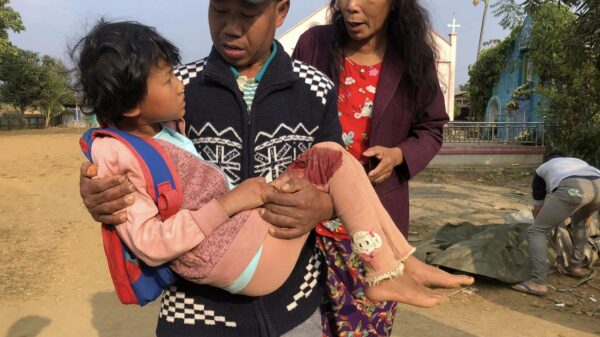 (စစ်ကောင်စီတပ် ပစ်ခတ်မှုကြောင့် ဘုရားကျောင်းအတွင်းမှ ဒဏ်ရာရရှိသူများအား သယ်ဆောင်လာစဥ်နှင့် ထိခိုက်ပျက်စီးမှုအား တွေ့ရစဥ်၊ ဓာတ်ပုံ - Tin Hlaing/FB)