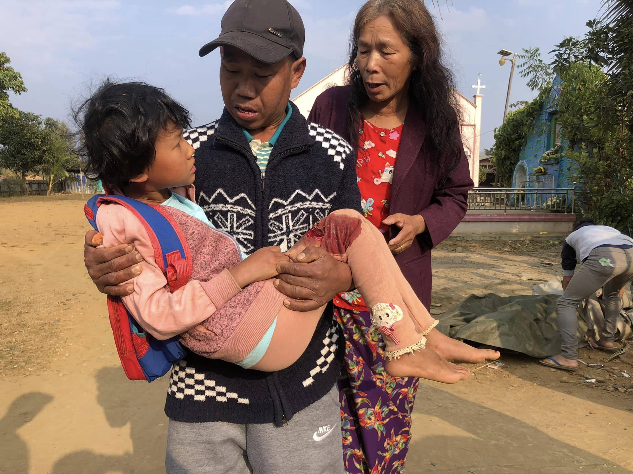(စစ်ကောင်စီတပ် ပစ်ခတ်မှုကြောင့် ဘုရားကျောင်းအတွင်းမှ ဒဏ်ရာရရှိသူများအား သယ်ဆောင်လာစဥ်နှင့် ထိခိုက်ပျက်စီးမှုအား တွေ့ရစဥ်၊ ဓာတ်ပုံ - Tin Hlaing/FB)
