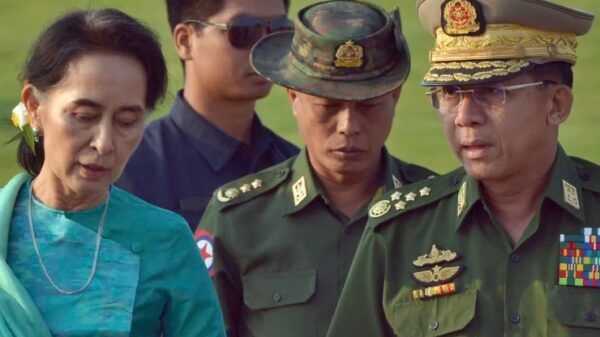 ဒေါ်အောင်ဆန်းစုကြည်ကို နေပြည်တော်လေဆိပ်မှာ ခရီးဦးကြိုပြုနေတဲ့ စစ်ကောင်စီခေါင်းဆောင် (ပုံဟောင်း)