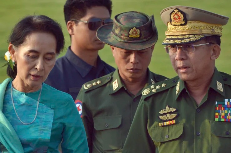 ဒေါ်အောင်ဆန်းစုကြည်ကို နေပြည်တော်လေဆိပ်မှာ ခရီးဦးကြိုပြုနေတဲ့ စစ်ကောင်စီခေါင်းဆောင် (ပုံဟောင်း)