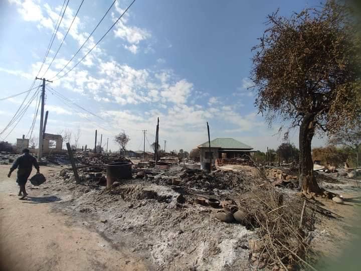 ဒီဇင်ဘာ၂၁ ရက်က မိုးသောက်(ဘောက်သောက်) ကျေးရွာအုပ်စု၊ လင်းယဉ် ၅ ရွာသို့ စစ်အုပ်စု မီးရှို့ဖျက်ဆီးသွားစဥ်၊ ဓာတ်ပုံ - CJ