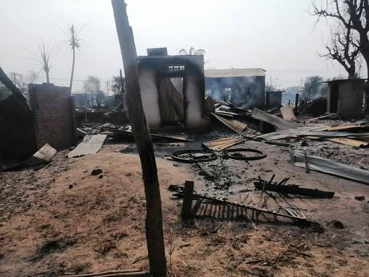 မီးရှို့ဖျက်ဆီးခံခဲ့ရသော ဘုရားထွက်ရွာနှင့် ကြည်ရွာနေအိမ်များအား တွေ့ရစဥ်၊ ဓာတ်ပုံ-အဖြူရောင် DPY ပကဖ