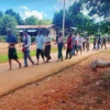 (ယမန်နှစ် အောက်တိုဘာ ၂၇ ရက်တွင် အကြမ်းဖက်စစ်ကောင်စီတပ်က လူသားဒိုင်းကာအဖြစ် ဖမ်းဆီးခေါ်ဆောင်သွားသော ရွှေပြည်အေးရွာသာများအား တွေ့ရစဥ်၊ ဓာတ်ပုံ - PKPF)