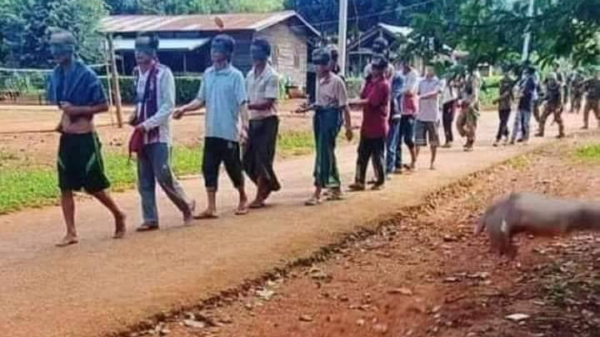 (ယမန်နှစ် အောက်တိုဘာ ၂၇ ရက်တွင် အကြမ်းဖက်စစ်ကောင်စီတပ်က လူသားဒိုင်းကာအဖြစ် ဖမ်းဆီးခေါ်ဆောင်သွားသော ရွှေပြည်အေးရွာသာများအား တွေ့ရစဥ်၊ ဓာတ်ပုံ - PKPF)
