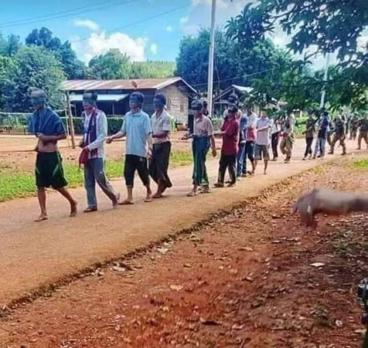 (ယမန်နှစ် အောက်တိုဘာ ၂၇ ရက်တွင် အကြမ်းဖက်စစ်ကောင်စီတပ်က လူသားဒိုင်းကာအဖြစ် ဖမ်းဆီးခေါ်ဆောင်သွားသော ရွှေပြည်အေးရွာသာများအား တွေ့ရစဥ်၊ ဓာတ်ပုံ - PKPF)
