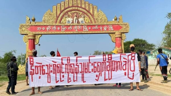 PDFများ လုံခြုံရေးယူပြီး မုံရွာမြို့အဝင်၌ ချီတက်ဆန္ဒပြနေသည်ကို မေလ၂၈ရက်က တွေ့ရစဉ်၊ ဓာတ်ပုံ - အရာတော်မြို့နယ် လူထုသပိတ်