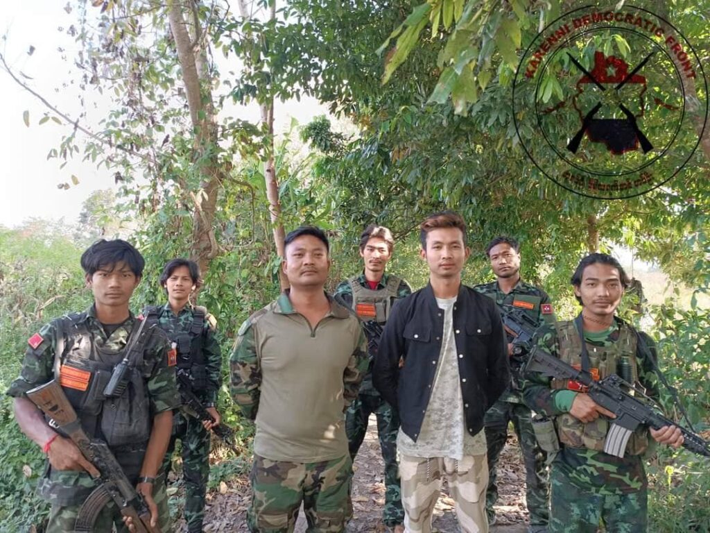 ခိုလှုံလာသည့် စစ်ကောင်စီ ဆေးတပ်သားအား KDF ရဲဘာ်များနှင့်အတူ တွေ့ရစဉ်၊ ဓာတ်ပုံ - KDF