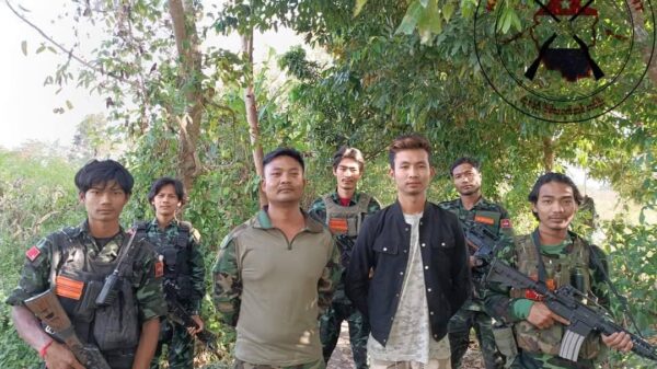 ခိုလှုံလာသည့် စစ်ကောင်စီ ဆေးတပ်သားအား KDF ရဲဘာ်များနှင့်အတူ တွေ့ရစဉ်၊ ဓာတ်ပုံ - KDF