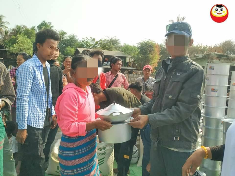 (အညာပစ်တိုင်းထောင်လေးများအဖွဲ့က စစ်ဘေး၊မီးဘေးသင့်ပြည်သူများကို စားတပ်ရိက္ခာကူညီဖြန့်ဝေပေးနေစဥ်)