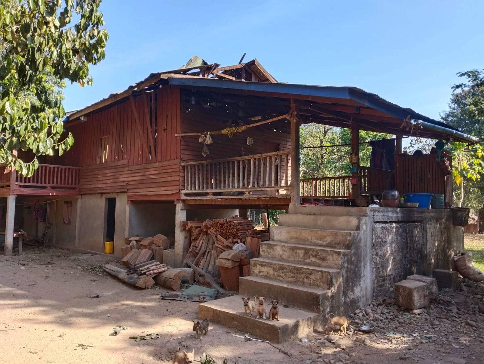 (တိုက်ပွဲဖြစ်စဉ်ကြောင့် ကော့နွဲကျေးရွာရှိ နေအိမ်တစ်လုံးပျက်စီးနေသည့် မြင်ကွင်းအား တွေ့ရစဉ်၊ ဓာတ်ပုံ - CJ)
