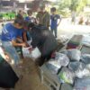 (မြောင်နယ်ရှိ စစ်ဘေးရှောင်များအား လှူဒါန်းနေစဥ်)
