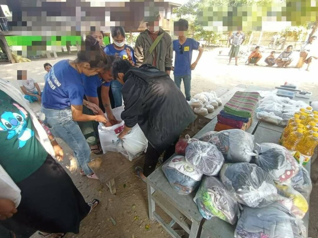 (မြောင်နယ်ရှိ စစ်ဘေးရှောင်များအား လှူဒါန်းနေစဥ်)