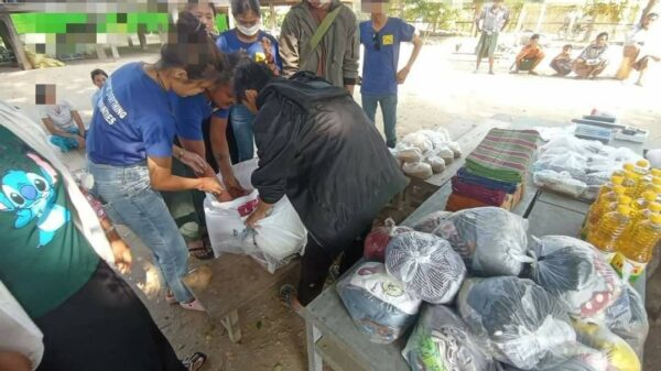 (မြောင်နယ်ရှိ စစ်ဘေးရှောင်များအား လှူဒါန်းနေစဥ်)