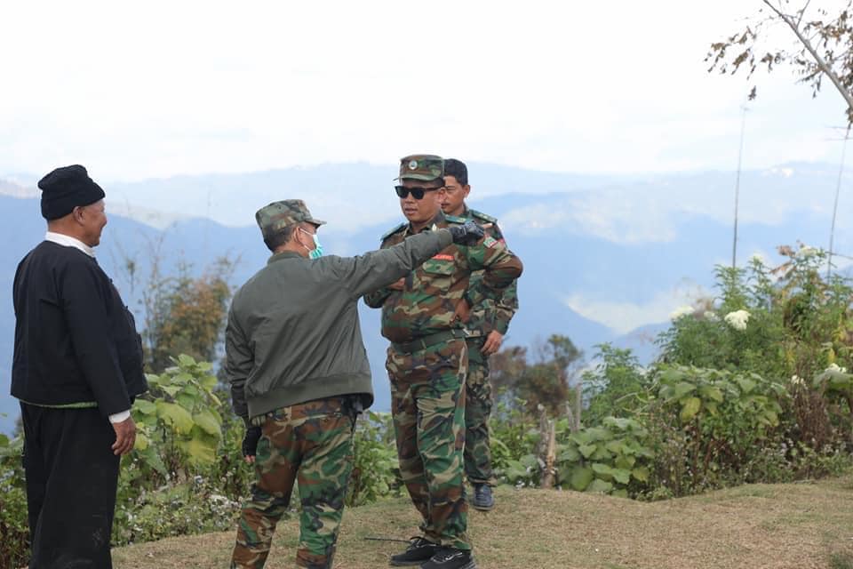 (တအာင်းတပ်မတော်(PSLF/TNLA) ထိပ်ပိုင်းခေါင်းဆောင်များ ကုန်းသာရွာသို့ သွားရောက်တွေ့ဆုံခဲ့ပြီး ကျေးရွာများနှင့် စစ်ဘေးသင့် ပြည်သူများအား တွေ့ဆုံနေစဥ်၊ ဓာတ်ပုံ - news & information department)