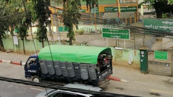 (ကမာရွတ်မြို့နယ်၊ လှည်းတန်းစျေးအနီး အာဏာသိမ်း စစ်ကောင်စီတပ်များ​၏ အကြမ်းဖက် ပစ်ခတ်မှုကြောင့် ကိုညီညီ သေဆုံးခဲ့သည့်နေရာတွင် ၂၀၂၁ မတ်လ၂၆ရက်က တွေ့ရသော စစ်ကောင်စီလက်ပါးစေ ရဲများ၊ ဓာတ်ပုံ - CJ)