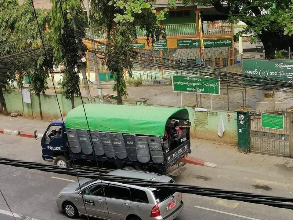 (ကမာရွတ်မြို့နယ်၊ လှည်းတန်းစျေးအနီး အာဏာသိမ်း စစ်ကောင်စီတပ်များ​၏ အကြမ်းဖက် ပစ်ခတ်မှုကြောင့် ကိုညီညီ သေဆုံးခဲ့သည့်နေရာတွင် ၂၀၂၁ မတ်လ၂၆ရက်က တွေ့ရသော စစ်ကောင်စီလက်ပါးစေ ရဲများ၊ ဓာတ်ပုံ - CJ)