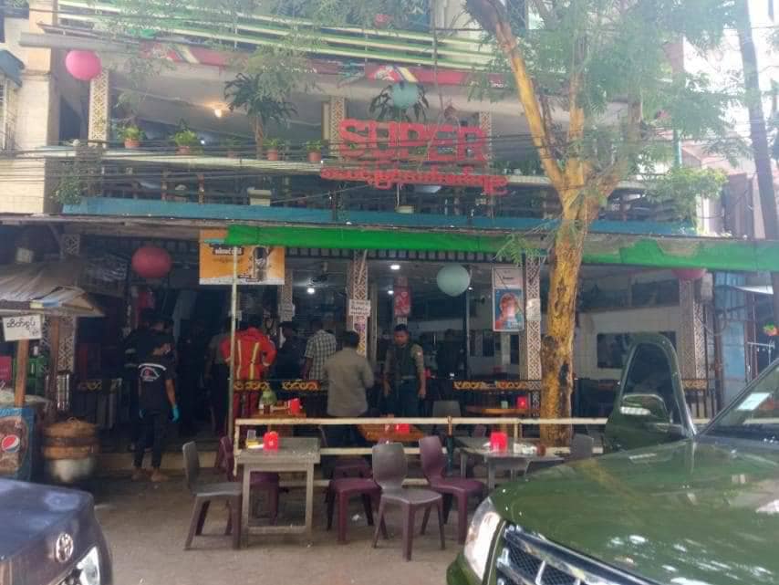 (အခင်းဖြစ်ပွားသည့်ဆိုင်အား စစ်ကောင်စီဝင်များက စစ်ဆေးမှုများ ပြုလုပ်နေစဥ်၊ဓာတ်ပုံ - CJ)