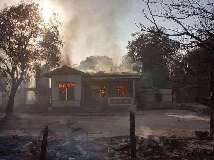 ဒီဇင်ဘာ၂၁ ရက်က မိုးသောက်(ဘောက်သောက်) ကျေးရွာအုပ်စု၊ လင်းယဉ် ၅ ရွာသို့ စစ်အုပ်စု မီးရှို့ဖျက်ဆီးသွားစဥ်၊ ဓာတ်ပုံ - CJ