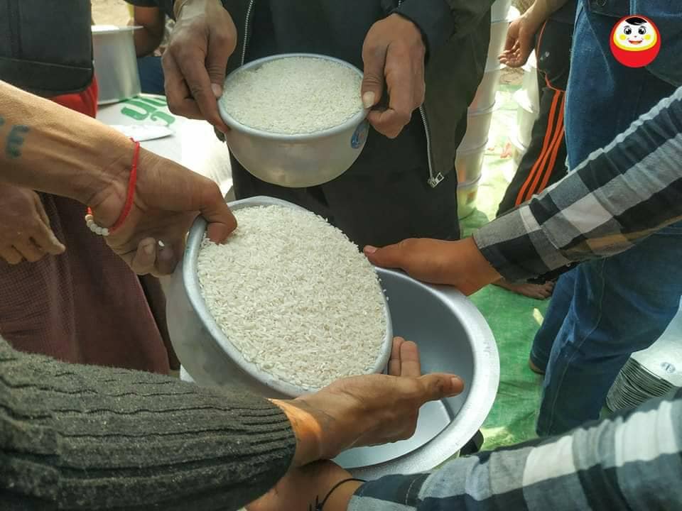 (အညာပစ်တိုင်းထောင်လေးများအဖွဲ့က စစ်ဘေး၊မီးဘေးသင့်ပြည်သူများကို စားတပ်ရိက္ခာကူညီဖြန့်ဝေပေးနေစဥ်)