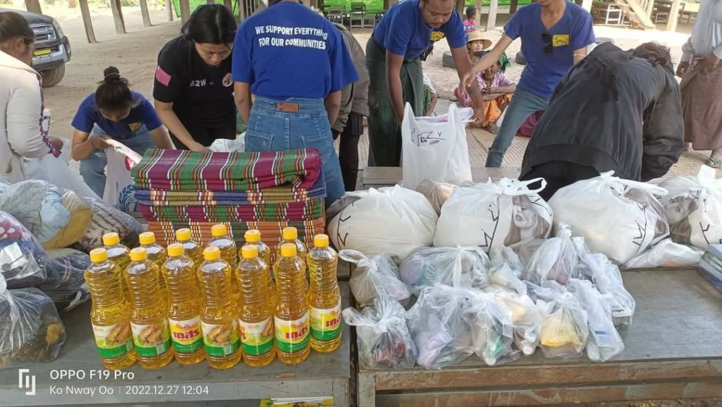 (မြောင်နယ်ရှိ စစ်ဘေးရှောင်များအား လှူဒါန်းနေစဥ်)