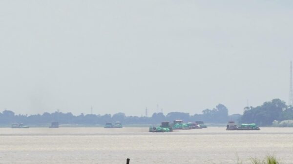 ကနီမြို့နယ်ရှိ ချင်းတွင်းမြစါအတွင်း စစ်ကောင်စီ စစ်ရေယာဉ်များကို အောက်တိုဘာ ၃ရက်က တွေ့ရစဉ်။ (ဓာတ်ပုံ -ချင်းတွင်းချစ်သူ)